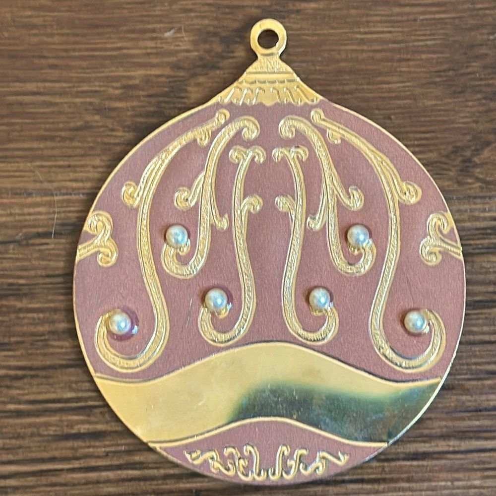 Vintage 1992 Gloria Duchin gold brass pink painted round ornament‎ with pearls